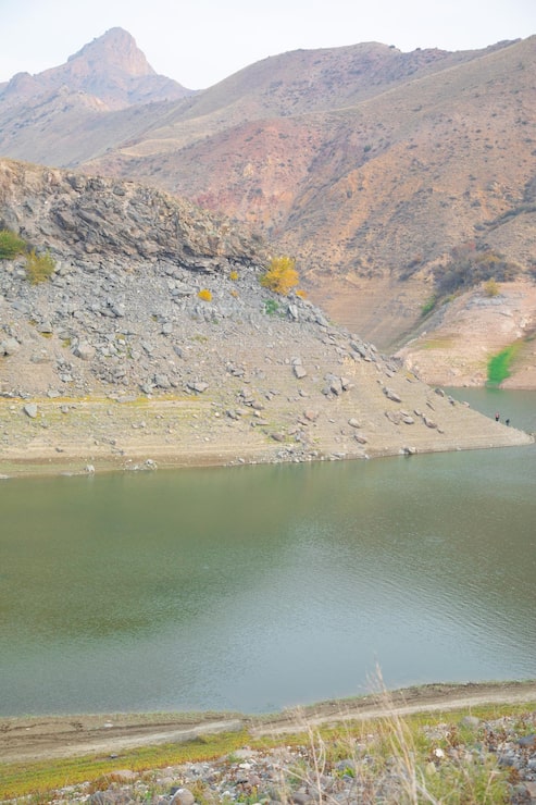 Photo khung cảnh tuyệt đẹp của hồ chứa nước ở armenia