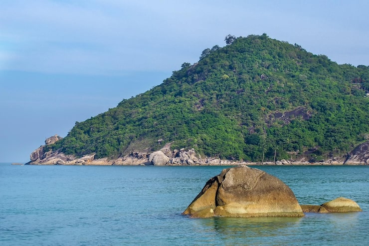 Photo tảng đá gồ ghề trên biển trong xanh tuyệt đẹp và tầm nhìn ra hòn đảo từ kho phangan thái lan