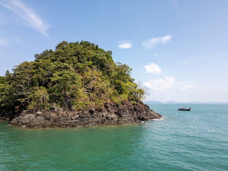 Miễn phí Photo ảnh chụp từ máy bay không người lái về một chiếc thuyền buồm đang đi dọc theo bờ biển kỳ lạ của thái lan