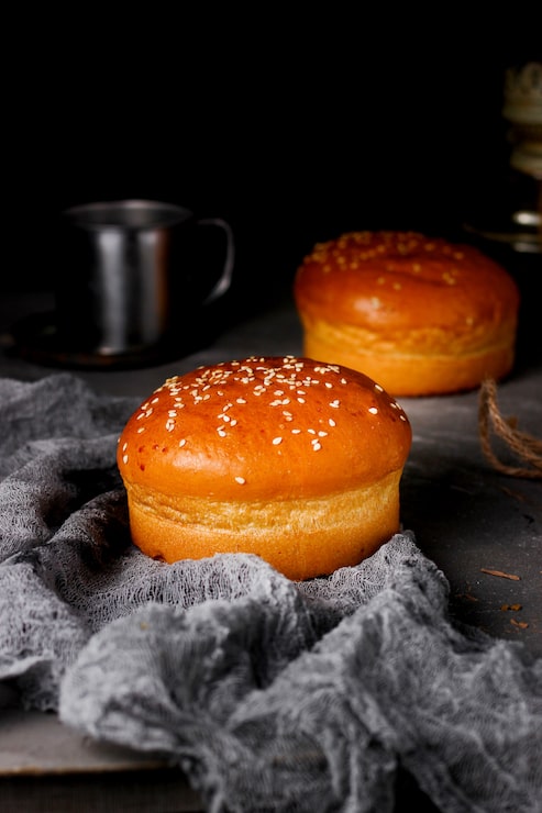 Miễn phí Photo bánh bao mới nướng với hạt mè trên bàn