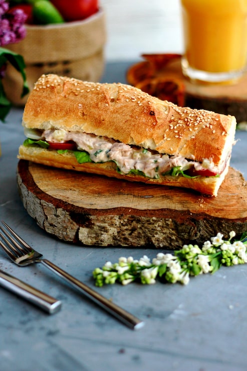 Miễn phí Photo bánh mì sandwich trên bàn làm việc với nước cam