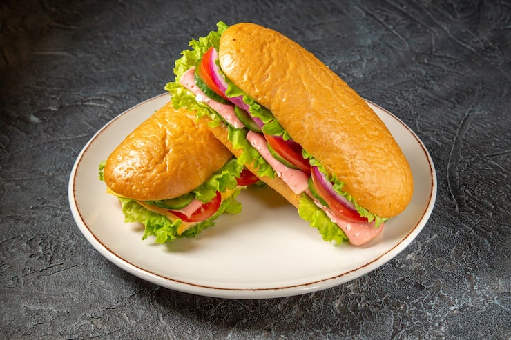Miễn phí Photo bánh mì sandwich tự làm ngon trên đĩa trắng trên bề mặt đen sần với không gian trống