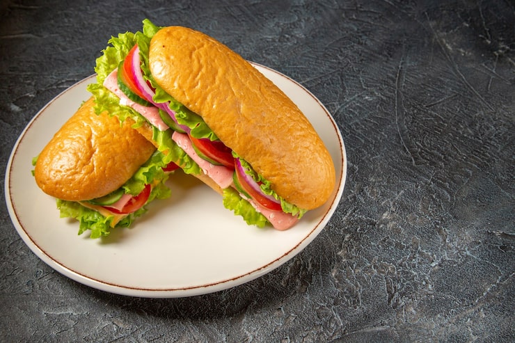 Miễn phí Photo cận cảnh bánh sandwich tự làm ngon miệng trên đĩa trắng trên bề mặt đen sần sùi