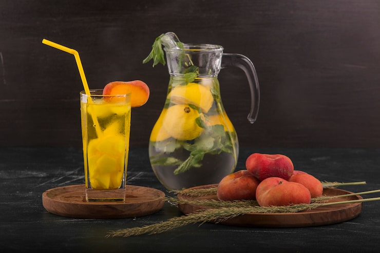 Miễn phí Photo đào đỏ với một ly nước ép và nước chanh trong bình