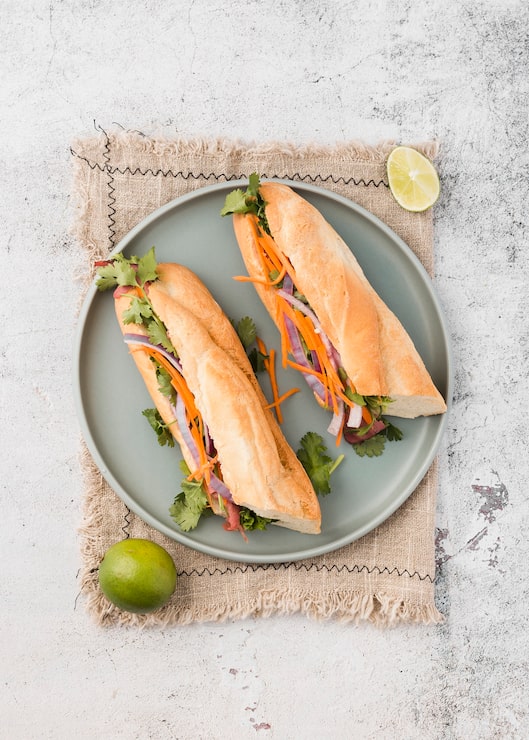 Miễn phí Photo góc nhìn trên cùng của bánh mì sandwich tươi trên đĩa
