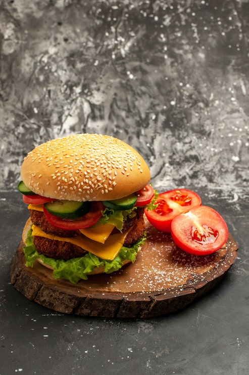 Miễn phí Photo góc nhìn trực diện bánh mì kẹp thịt với rau và phô mai trên bề mặt tối, bánh mì sandwich, bánh mì, thức ăn nhanh