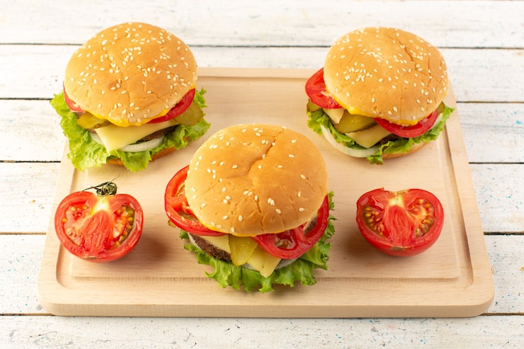 Miễn phí Photo góc nhìn từ trên xuống bánh mì kẹp thịt gà với phô mai và rau trộn xanh trên bàn gỗ