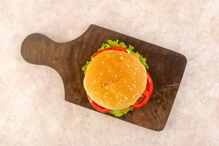 Miễn phí Photo góc nhìn từ trên xuống của bánh mì kẹp thịt với rau, phô mai và salad xanh
