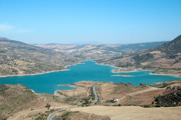 Miễn phí Photo khung cảnh tuyệt đẹp của hồ nước màu ngọc lam gần zahara de la sierra, công viên tự nhiên grazalema, tây ban nha