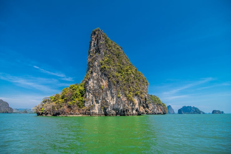 Miễn phí Photo kỳ nghỉ ở thái lan. nhìn ra những tảng đá, biển, bãi biển từ hang động.