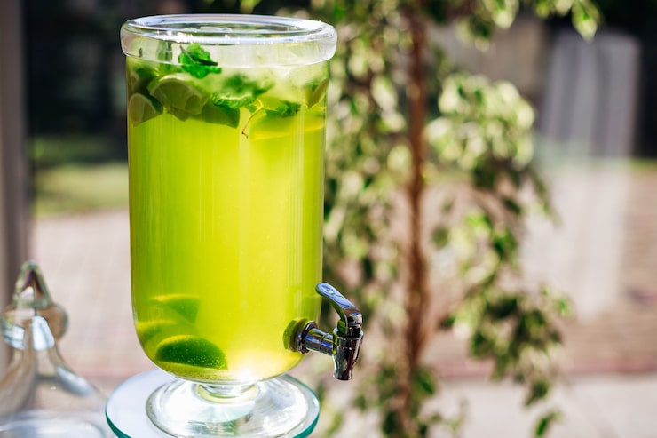 Miễn phí Photo mojito lạnh được phục vụ trong thùng thủy tinh lớn