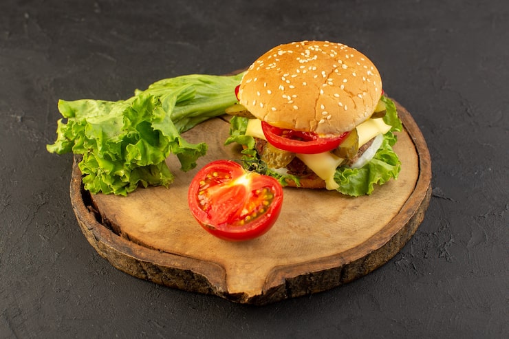 Miễn phí Photo một chiếc bánh mì kẹp thịt gà nhìn từ phía trước với phô mai và salad xanh trên bàn gỗ, một bữa ăn nhanh với bánh mì sandwich