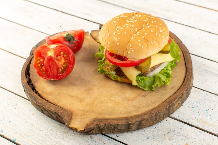 Miễn phí Photo một chiếc bánh mì kẹp thịt gà nhìn từ phía trước với phô mai và salad xanh trên bàn gỗ, một bữa ăn nhanh với bánh mì sandwich
