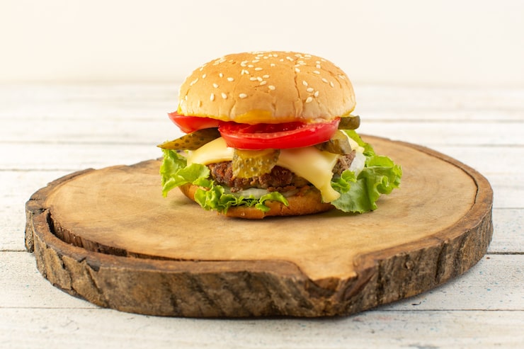 Miễn phí Photo một chiếc bánh mì kẹp thịt gà nhìn từ phía trước với phô mai và salad xanh trên bàn gỗ, một bữa ăn nhanh với bánh mì sandwich