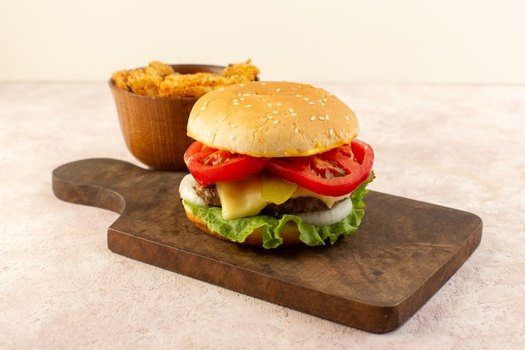 Miễn phí Photo một đĩa bánh mì kẹp thịt nhìn từ phía trước với rau pho mát salad xanh và cánh gà trên bàn gỗ
