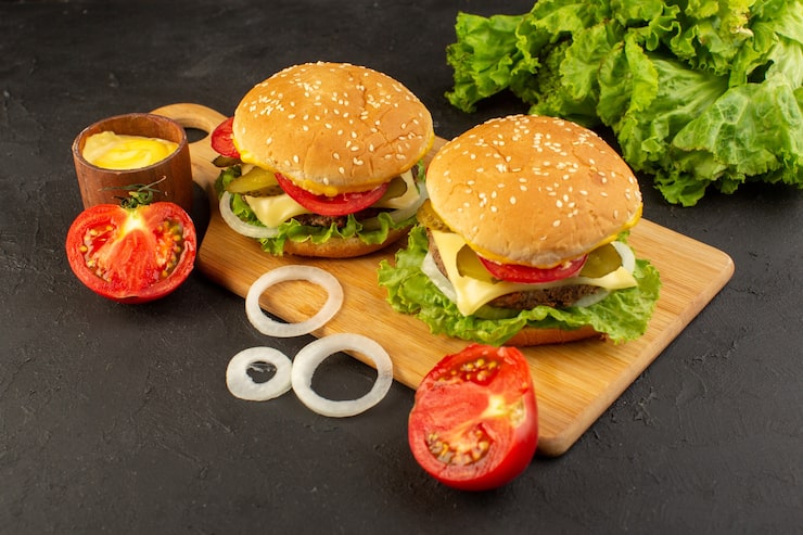 Miễn phí Photo một góc nhìn trực diện bánh mì kẹp thịt gà với pho mát cà chua và salad xanh trên bàn gỗ và bánh mì bữa ăn nhanh