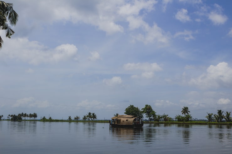 Miễn phí Photo nhà thuyền di chuyển trên sông