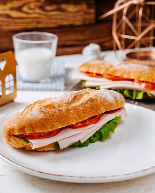 Miễn phí Photo nhìn ngang món bánh mì sandwich với thịt và cà chua trên đĩa