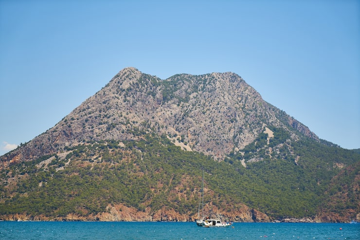 Miễn phí Photo núi có biển bao quanh