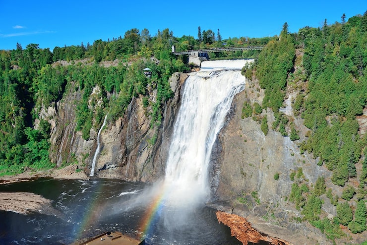 Miễn phí Photo thác montmorency với cầu vồng và bầu trời xanh gần thành phố quebec.