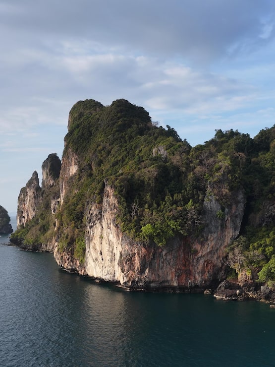 Miễn phí Photo toàn cảnh từ trên cao những vách đá vôi karst xanh tươi ở quần đảo phi phi, thái lan