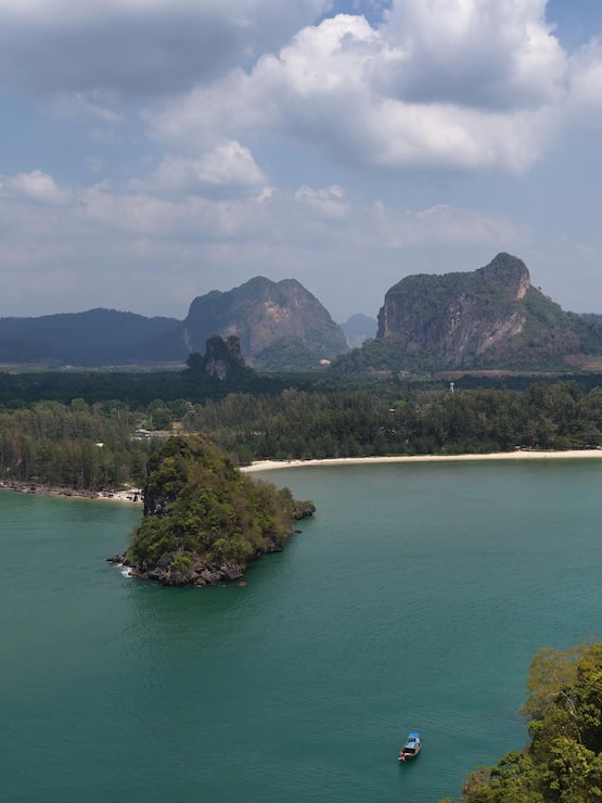 Miễn phí Photo toàn cảnh từ trên không các kiến tạo đá vôi karst và vịnh xanh ngọc ở krabi