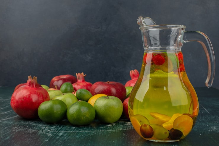 Miễn phí Photo trái cây tươi hỗn hợp và ly nước ép trên bàn đá cẩm thạch.