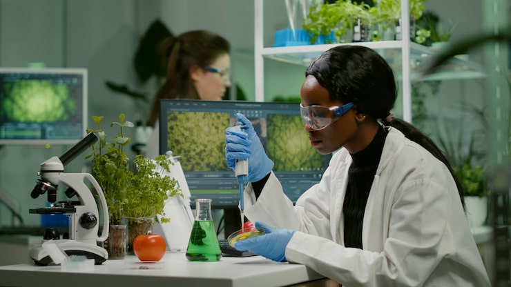 Ilmainen Kuva biologin tutkija afrikkalainen nainen tutkija ottaa geneettisen liuoksen koeputkesta
