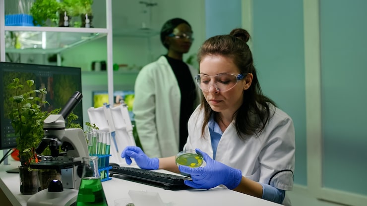 Ilmainen Kuva kemisti tiedemies ottaa dna-liuosta koeputkesta