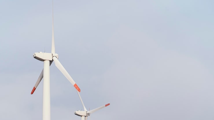 Ilmainen Kuva matalakulma tuulivoimaloista tuottamassa energiaa