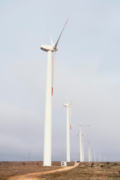 Ilmainen Kuva sivunäkymä tuulivoimaloista pellolla tuottamassa energiaa