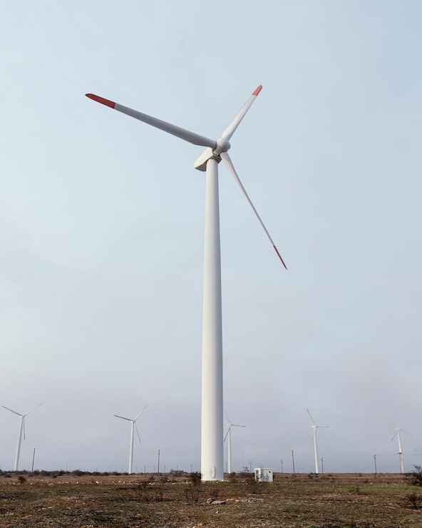 Ilmainen Kuva tuulivoimala pellolla tuottamassa energiaa