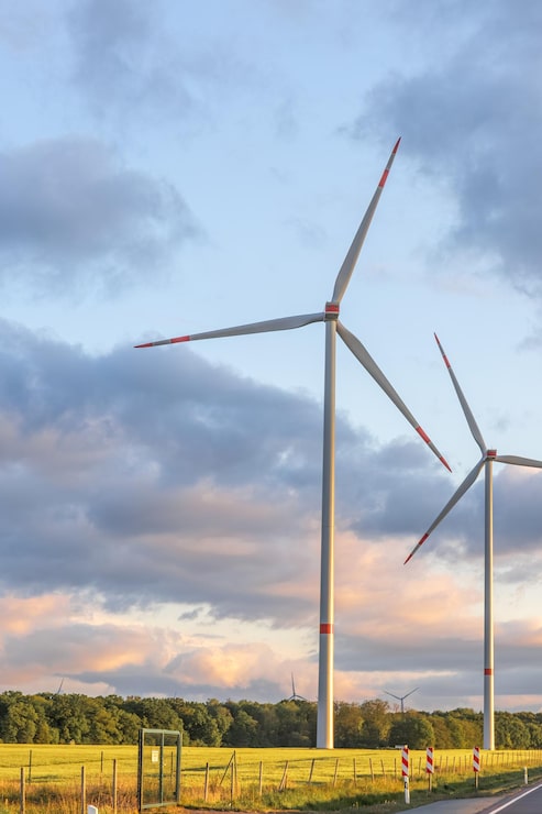 Ilmainen Kuva tuulivoimalat auringonlaskussa puhtaan energian maisemakenttä ja innovaatio