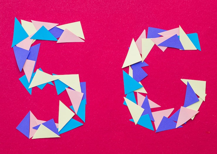 Photo gratuit 5g caractères tirés d'un papier triangulaire