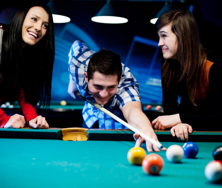 Photo gratuit amis jouant au billard