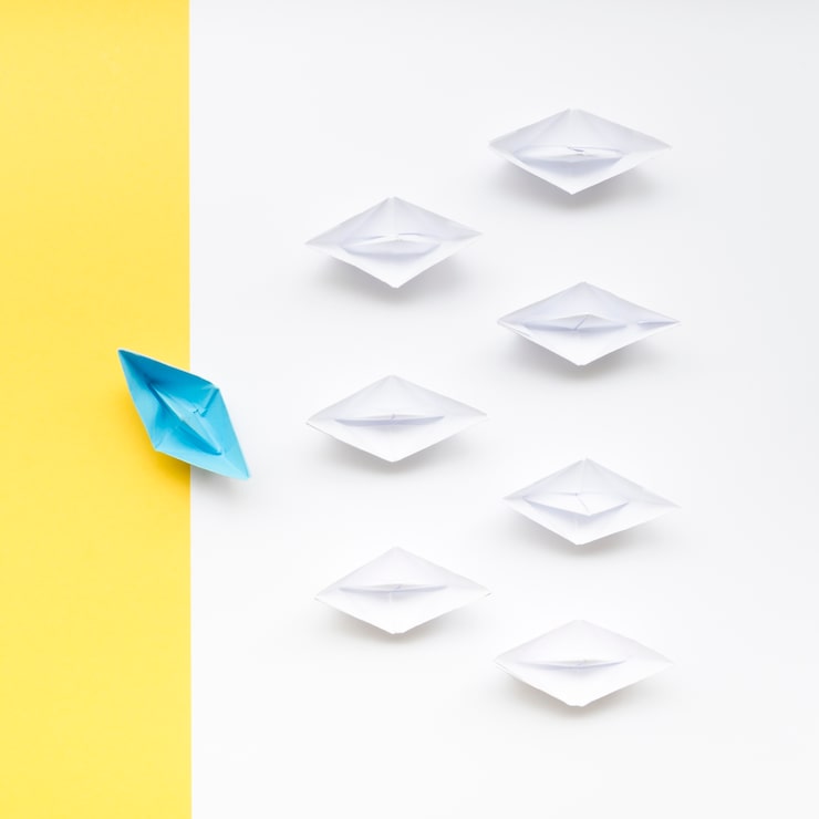Photo gratuit arrangement créatif pour bateaux en papier de concept d'individualité