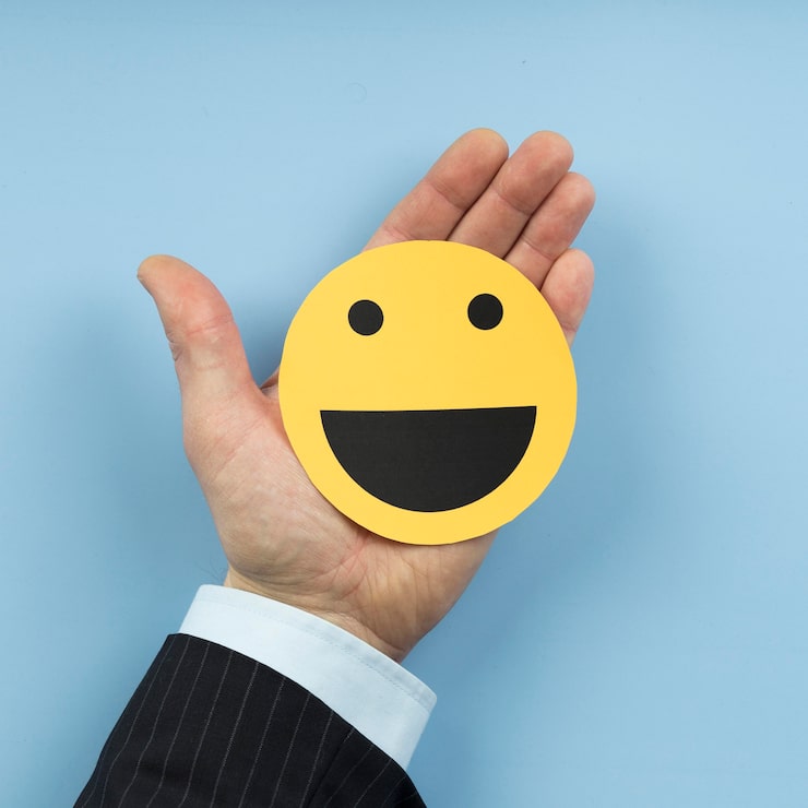 Photo gratuit arrangement de vue de dessus avec une carte emoji smiley