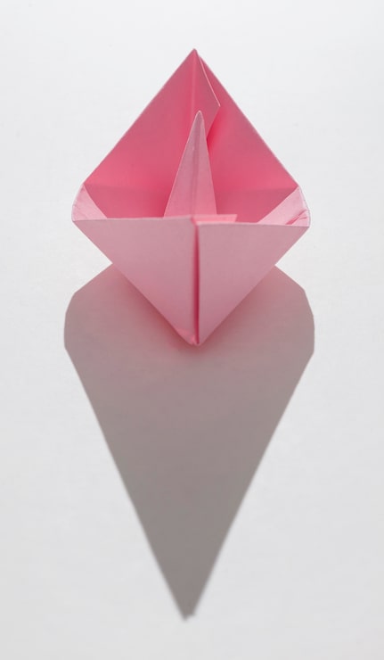 Photo gratuit bateau en papier rose avec copie-espace