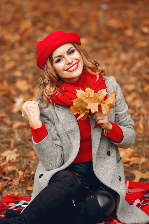 Photo gratuit belle femme assise dans un parc en automne
