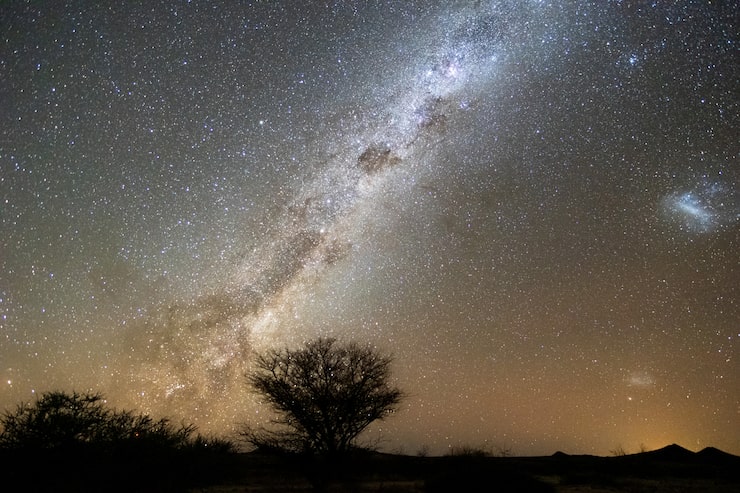 Photo gratuit belle vue paysage nocturne de la voie lactée et du noyau galactique sur le camping du parc national d'etosha, namibie