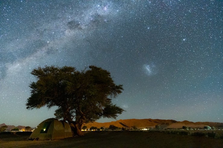 Photo gratuit belle vue paysage nocturne de la voie lactée et du noyau galactique sur le camping du parc national d'etosha, namibie