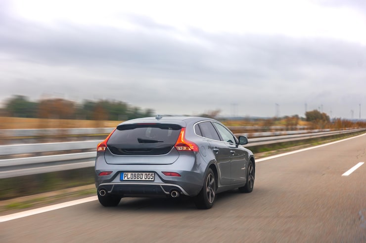 Photo gratuit berline grise sur autoroute en mouvement