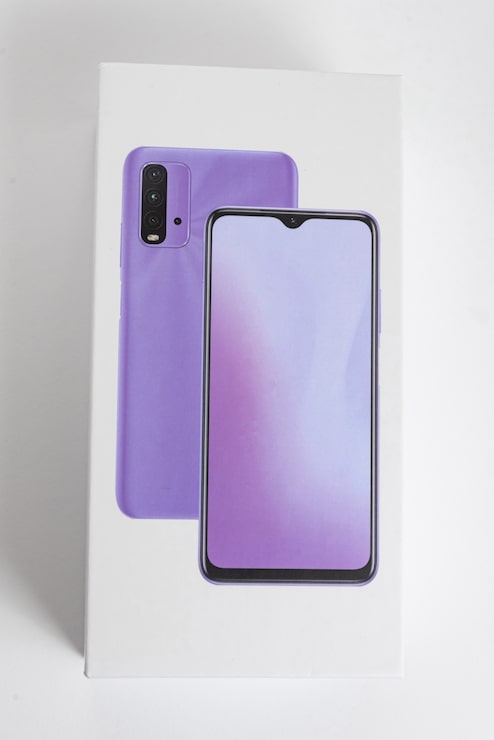 Photo gratuit boîte de téléphone portable blanche à l'arrière-plan