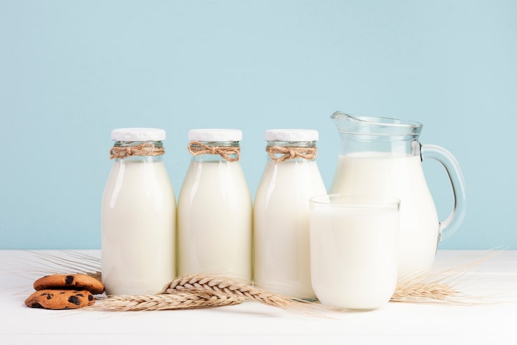 Photo gratuit des bouteilles de lait frais avec des biscuits américains.