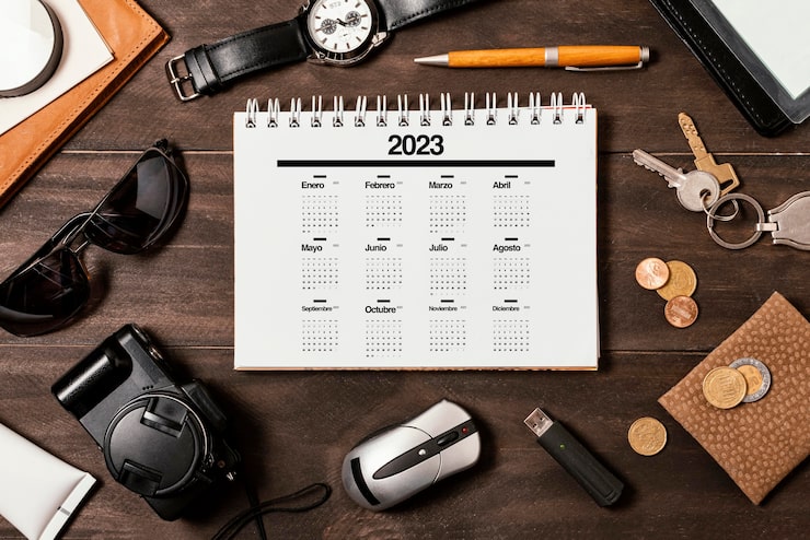 Photo gratuit calendrier 2023 vue de dessus avec caméra