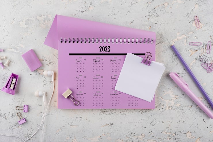 Photo gratuit calendrier 2023 vue de dessus avec des éléments de bureau