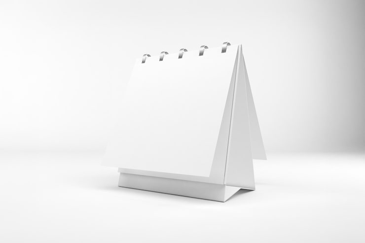 Photo gratuit un calendrier blanc sur le bureau.