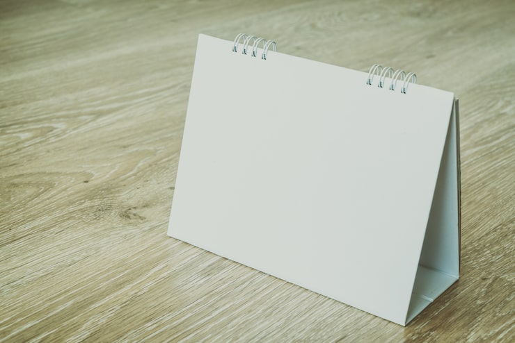 Photo gratuit calendrier blanc sur fond en bois
