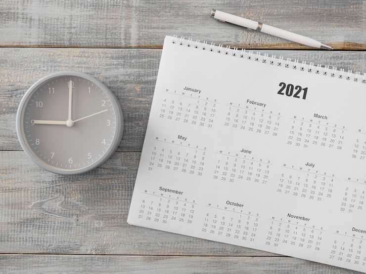 Photo gratuit calendrier de bureau plat et horloge analogique
