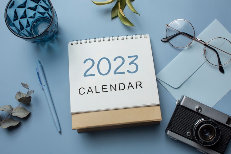 Photo gratuit calendrier de bureau avec des textes en anglais